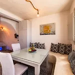Black Bay Caves Apartment