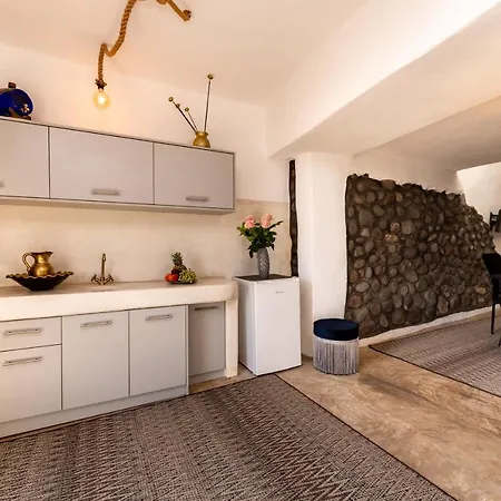 Black Bay Caves Akrotírion